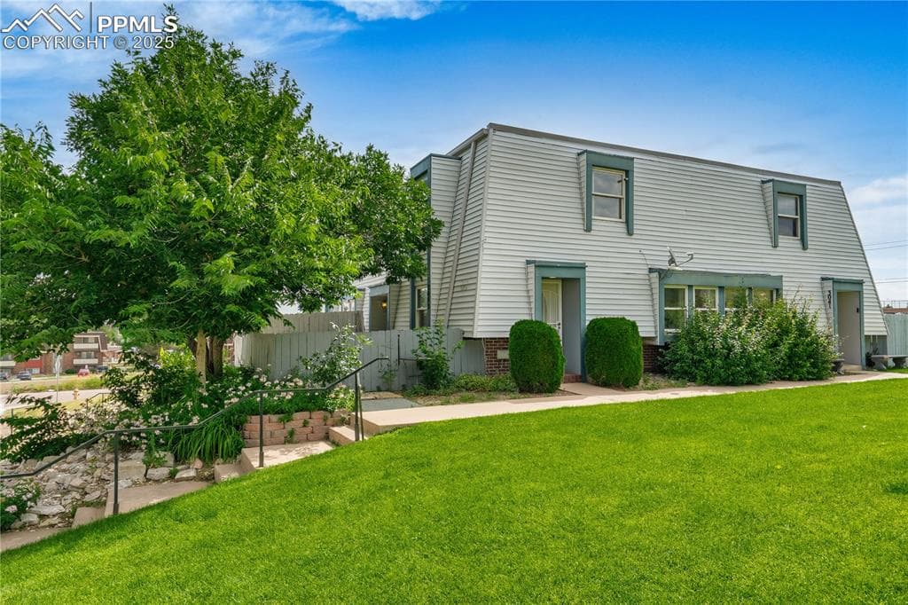 View of front of house featuring a front yard